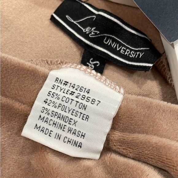 Plush velvety V-neck tunic. Coquette side splits. Cozy chic. - Picture 4 of 7